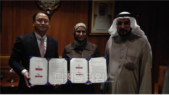 정준화 한국건설기술연구원 선임연구소장(왼쪽)과 아와테프 S. 알구나임 쿠웨이트 공공사업부 차관(가운데)과 칼리드 압둘라 알카지 쿠웨이트 공공사업부 차관보가 기념 사진을 찍고 있다.<한국건설기술연구원 제공>